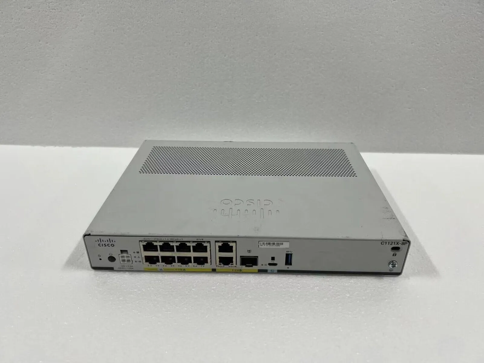 Các cổng của bộ định tuyến Cisco C1121X-8P