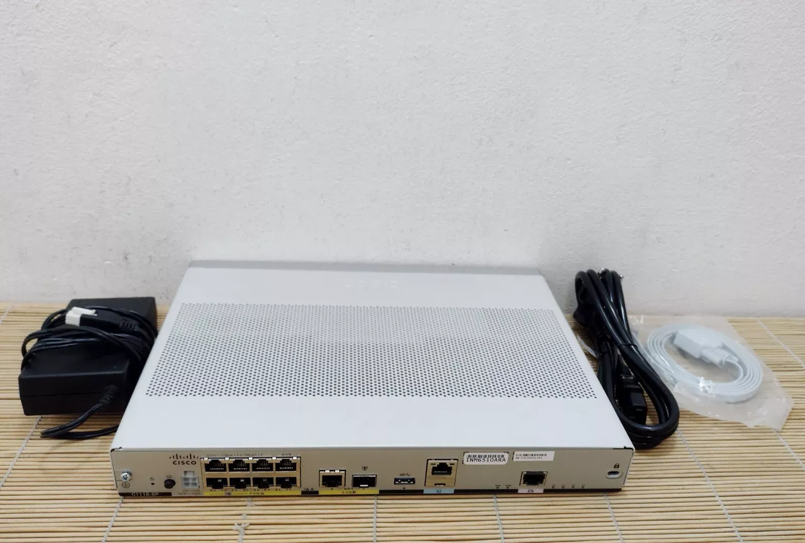 Mặt sau Router Cisco C1118-8P